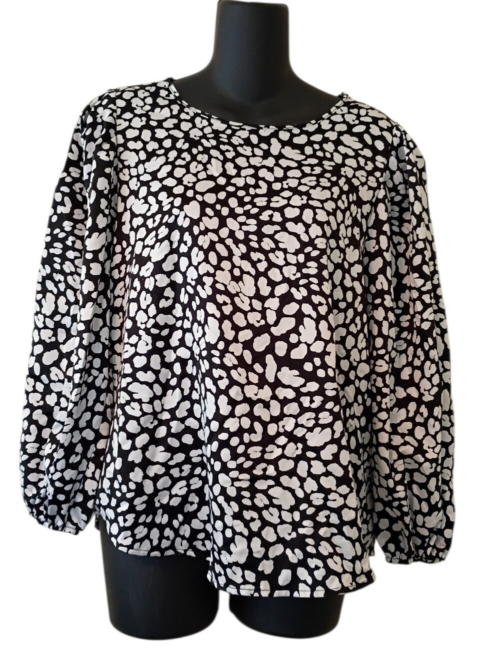 Women's Black White Long Sleeve Minimalist Scoop Neck Top Blouse Size Medium